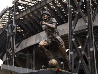 В Неаполе открыли памятник Марадоне. Церемонию открытия приурочили к первой годовщине смерти футболиста