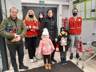Мостовчане активно участвуют в благотворительной акции Красного Креста «Ёлка желаний»