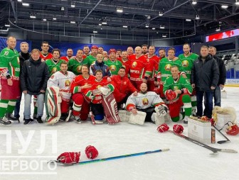 Лукашенко в канун нового года сыграл в хоккей и поздравил свою команду