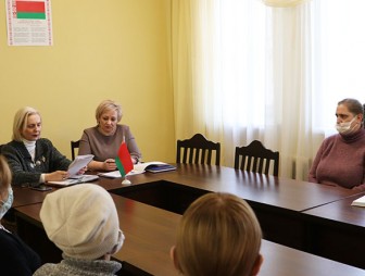 Представители профсоюзного движения Мостовщины обсудили проект изменений и дополнений Конституции Республики Беларусь с социальными работниками ЦСОН