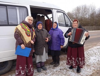Жителей отдалённых деревень Куриловичского сельсовета поздравили работники культуры