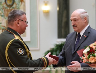 Лукашенко вручил государственные награды заслуженным деятелям страны