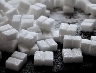 Стоит ли полностью отказаться от сахара? Объясняет врач