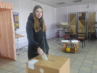 ФОТОФАКТ. Свой выбор делают впервые голосующие юноши и девушки Мостовщины