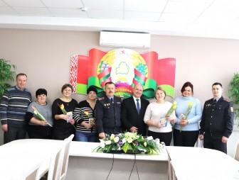 Цветы и подарки вручили добровольной дружине ОАО «Мостовдрев» работники милиции