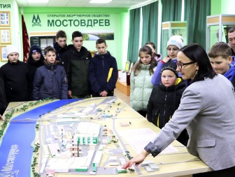 По инициативе генерального директора Сергея Ососова подрастающее поколение знакомится с прошлым и настоящим «Мостовдрева»
