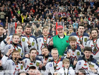 'Мужская игра. Настоящий хоккей'. Лукашенко вручил Кубок Президента победителю хоккейной экстралиги