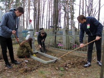 Молодёжь Мостовщины накануне Дня Победы провела уборку на территории воинских захоронений в д. Малые Степанишки