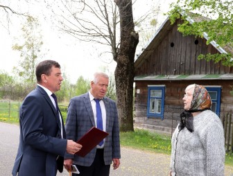 Председатель Мостовского районного Совета депутатов Валерий Табала встретился с жителями Малых Озёрок