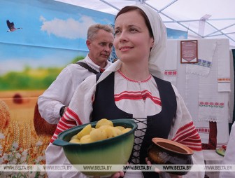 'Мы дружны и едины - это самое главное'. Репортаж с подворий фестиваля национальных культур