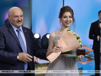 Лукашенко выпускникам: сохраните Беларусь мирной и спокойной, мы вам доверяем