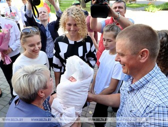 Крестницу 'Славянского базара' и милиции поздравили с выпиской из Витебского областного роддома
