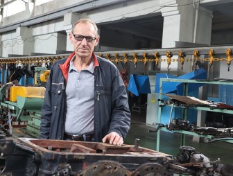 Важно не только знать своё дело, но и любить его, утверждает мастер Мостовского ремонтного завода Анатолий Белко