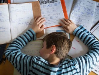 Занятие для всей семьи. Сколько времени должно занимать у школьников выполнение домашнего задания и что говорят об этом родители?