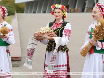 Поздравление Президента Беларуси с успешным завершением уборочной и праздником 'Дажынкі'