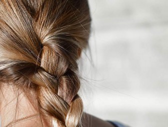 Специалист объяснил, влияет ли перенесенный коронавирус на состояние волос