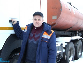 И летом, и зимой у водителя ДРСУ-208 Виталия Щуки работы много