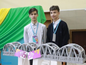 Мостовчане Александр Якусик и Никита Бейдук представят свою идею по освещению моста через реку Неман на областном этапе конкурса «100 идей для Беларуси»