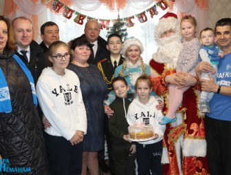 Приятные и полезные подарки получили дети и родители-воспитатели детских домов семейного типа Мостовского района