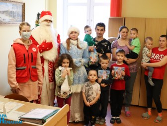 Новогодние поздравления и подарки получили маленькие пациенты детского отделения Мостовской ЦРБ
