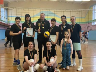 Кто стал обладателем главного трофея соревнований по волейболу среди трудящихся Мостовского района