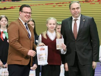 Председатель облисполкома Владимир Караник вручил первые паспорта юным жителям Гродненской области