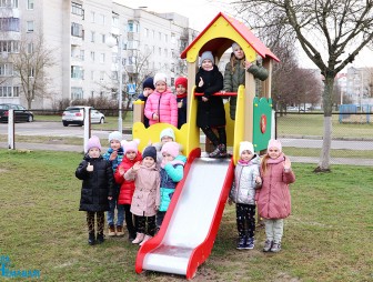 Какое надворное оборудование получили воспитанники детского сада №1 от руководства Мостовского района