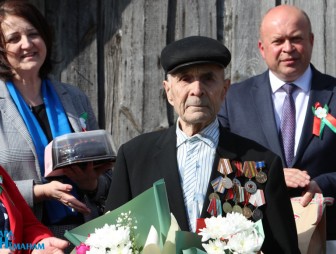 На Мостовщине   ветерана Великой Отечественной войны Николая Бобко поздравили с Днём Победы