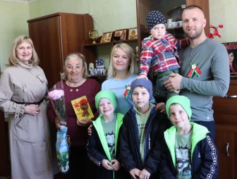 Многодетная семья Садовских из Мостов поздравила с Днём Победы бывшую узницу фашистских лагерей Зою Самусевич