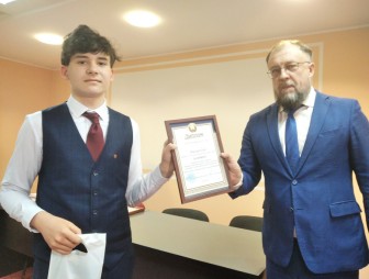 Десятиклассник Песковской средней школы Олег Мандик принимал поздравления от телерадиокомпании «Гродно»