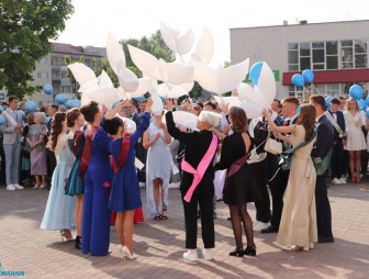 По главной улице Мостов – торжественно и гордо – прошли участники Выпускного бала 2023 года