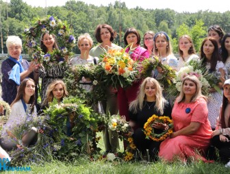 «Дзявочы вянок Міра»: в Мостах прошёл областной этап конкурса молодёжного патриотического проекта Белорусского союза женщин
