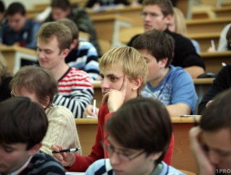 Какие проходные баллы и топовые специальности сложились на платных отделениях в вузах Беларуси в 2023 г.