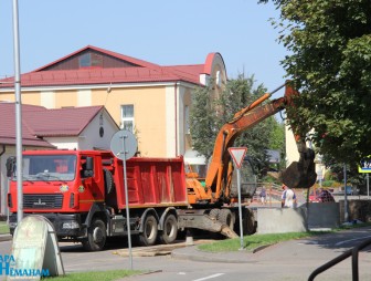 Работы по прокладке водопровода на улице Советской в Мостах должны были завершиться 18 августа. К намеченному сроку строители не успели. Почему?