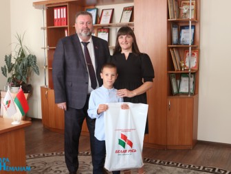 Мостовская районная организация «Белая Русь» приняла участие в акции «Соберём детей в школу»