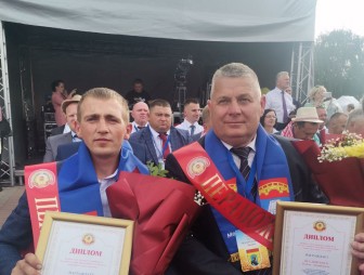 Председатель Комитета по сельскому хозяйству и продовольствию Дмитрий Кадргулов вручил награды мостовчанам