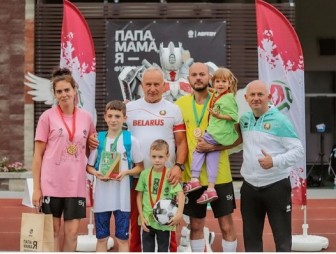 Семья Черницких из Мостов выиграла финал Республиканского фестиваля «Папа, мама, я – футбольная семья»