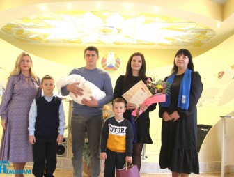 Накануне Дня матери в Мостовском загсе зарегистрировали третьего ребёнка в семье Парфинович