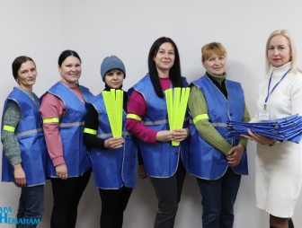 Важный элемент зимней атрибутики: социальные работники ЦСОН Мостовского района обеспечены световозвращающими элементами