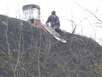 КСУП «Озеранский» при содействии Куриловичского сельсовета помог в ремонте крыши дома ветерана труда, бывшей узницы Елены Шарай