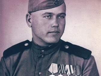 С гордостью надевал медаль «За отвагу» воин-фронтовик Иван Домостой из Монькович