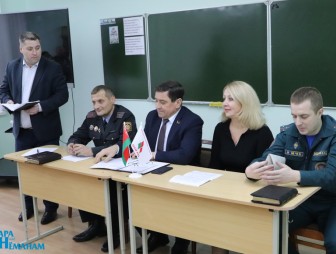 В коллективе Рогозницкой средней школы в рамках ЕДИ обсудили темы политической безопасности, избирательной кампании 2024 года и безопасного Нового года