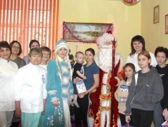 Дед Мороз и Снегурочка пришли с новогодними подарками к детям в Мостовскую районную больницу