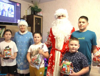 Детей сотрудников Мостовского РОВД поздравили милицейские Дед Мороз и Снегурочка