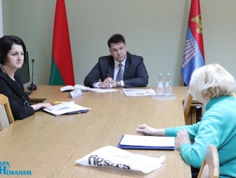 В Мостах приём граждан провёл член Национальной комиссии по правам ребёнка Виктор Пранюк