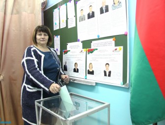 В агрогородке Дубно Мостовского района местные жители активно голосуют