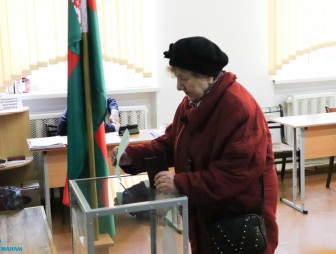 Спокойно и организованно: журналист районной газеты оценил, как проходит голосование на Советском участке №3 г. Мосты