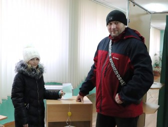 Рабочая и доброжелательная атмосфера царит на Цеткинском участке для голосования №5 г. Мосты