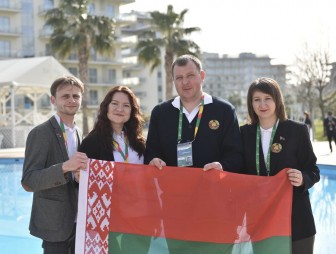 ФОТОФАКТ. Флаг ЗАО «Гудевичи» – в Сочи, на Всемирном фестивале молодёжи