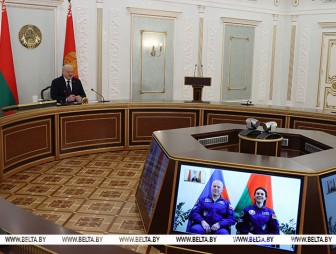 Лукашенко пригласил Василевскую и Новицкого в гости после космического полета и пообещал угостить фирменным салатом